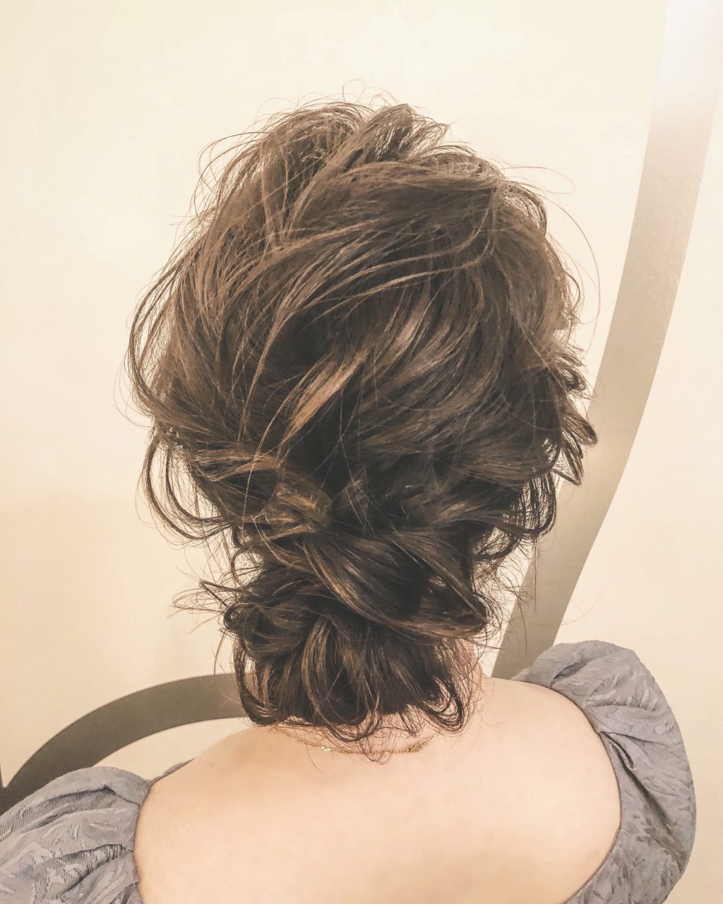 結婚式お呼ばれヘアセット 低めシニヨンアレンジがやっぱり可愛い