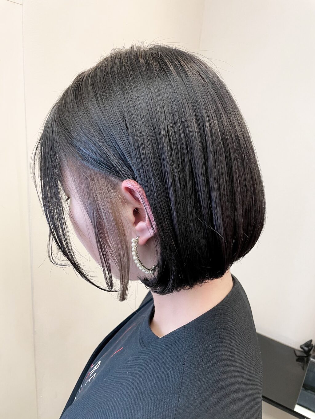イヤリングカラー 黒髪ボブにチラ見せミルクティーベージュがお洒落で可愛い